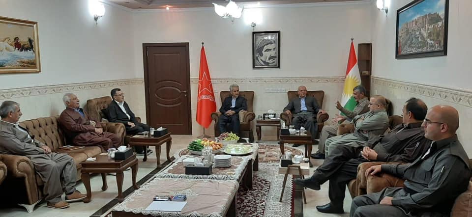 كۆبوونەوەی باڵای شاندەکانی ناوەندی هاوكاری حیزبەکانی كوردستانی ئێران بەڕێوەچوو. كۆبوونەوەی باڵای شاندەکانی ناوەندی هاوكاری حیزبەکانی كوردستانی ئێران بەڕێوەچوو.